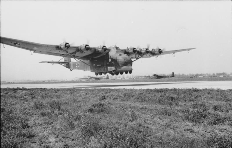 Avión de transporte Messerschmitt Me 323 Giant en vuelo, al despegar o aterrizar, 1941