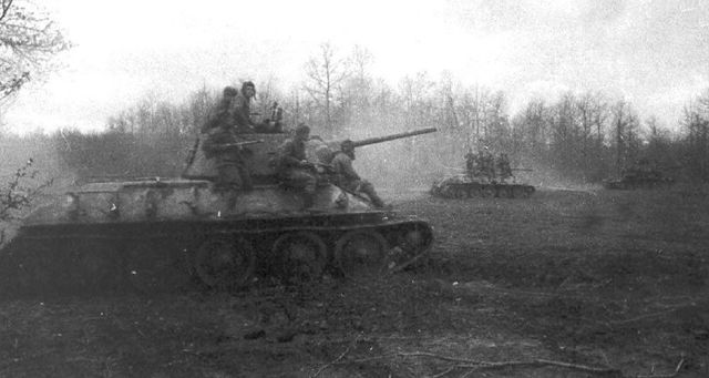 Tanques T-34 76 avanzando por el oeste en Hungría en dirección hacia Austria. Marzo 1945