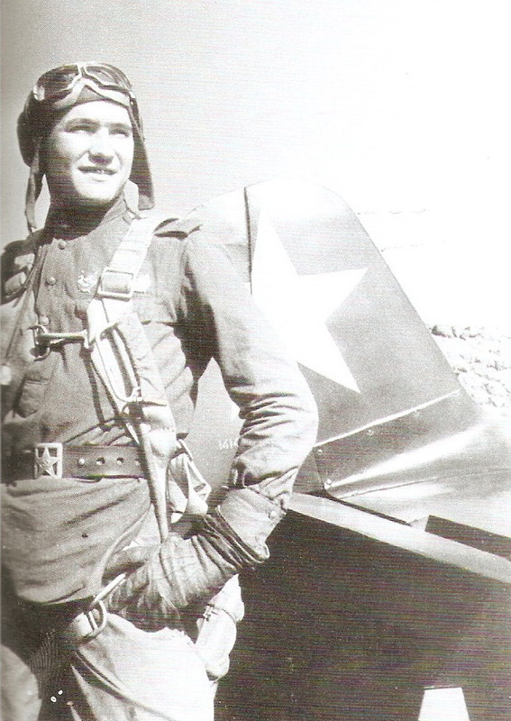 Teniente Coronel B. N. Verkhoshansky, comandante del 614º grupo, lee directivas a los pilotos