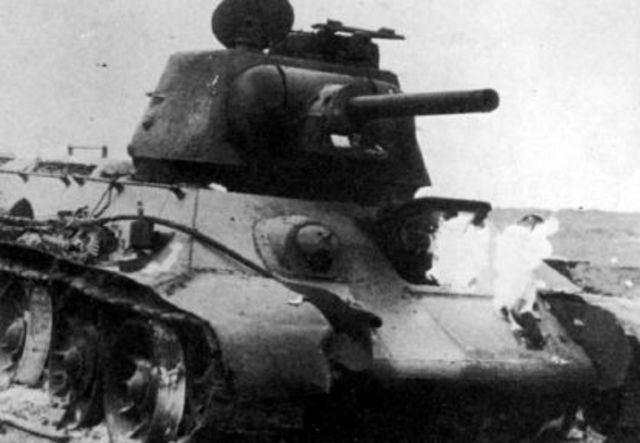 T-34 76 puesto fuera de combate durante los combates del verano de 1941