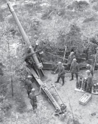 Obús soviético ML 20 de 152 mm en una posición de disparo. Junio 1942
