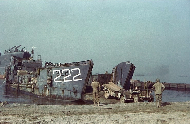 Lanchas de desembarco de la US Navy descargando un jeep en una playa de Salerno