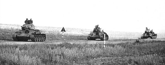 Columna de T-34 marchan en busca de los panzers alemanes durante la batalla de Kursk. Julio de 1943