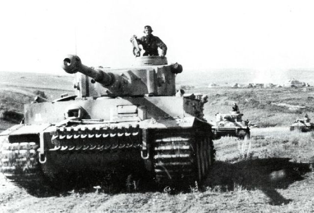 Tanques Tiger I de la compañía de carros pesados de la Das Reich avanzan para enfrentarse con los carros soviéticos durante la batalla de Kursk. Julio 1943
