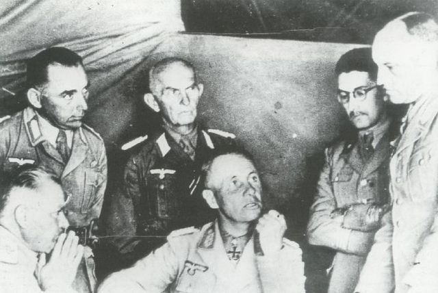 Rommel conferenciando con oficiales alemanes e italianos