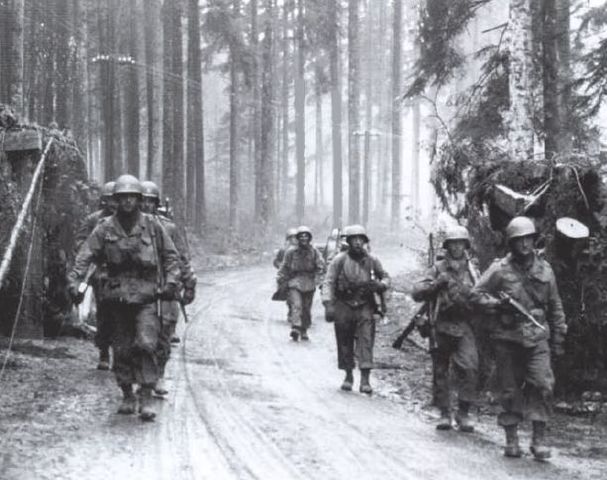 Unidades de la 100ª División de infantería norteamericana, por un bosque cerca de Raon lEtape, durante los combates por los Altos Vosgos. 17 de Noviembre de 1944