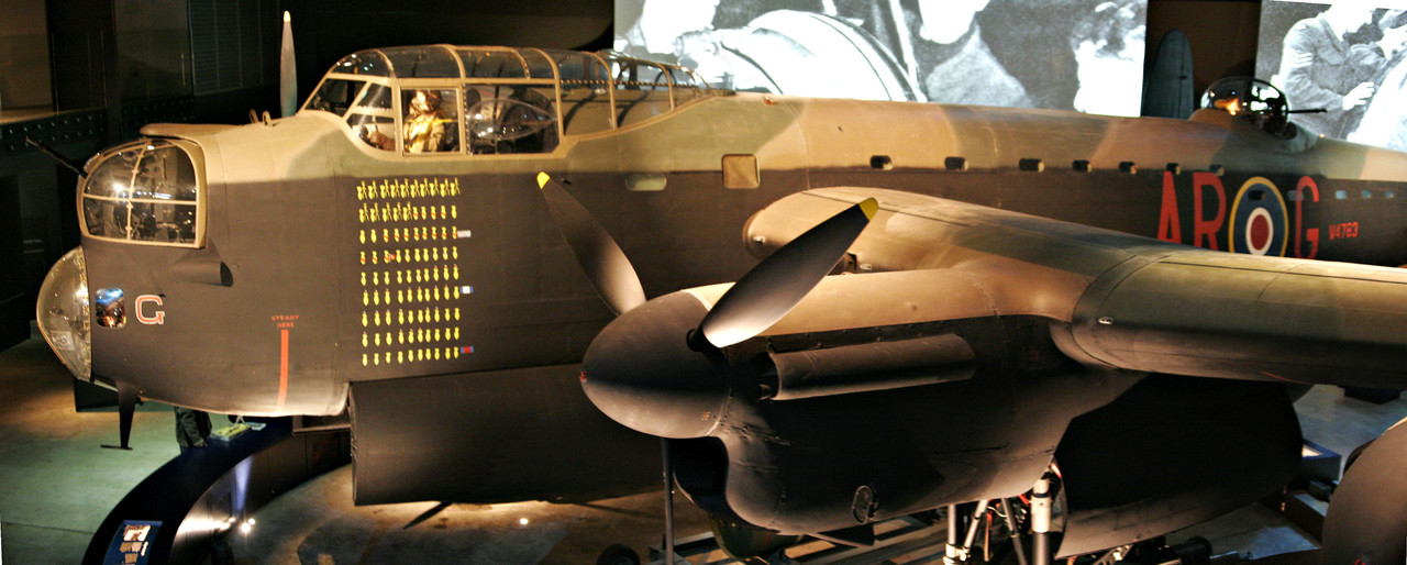 Avro 683 Lancaster B-I Nº de Serie W4783 se exhibe en el Memorial de Guerra Australiano en Canberra, Australia