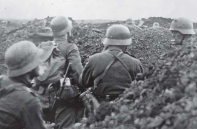 Soldados alemanes atrincherados después de su imposible avance