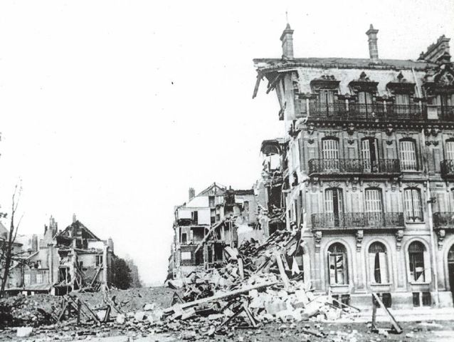 La ciudad francesa de Sedán bombardeada por la Luftwaffe