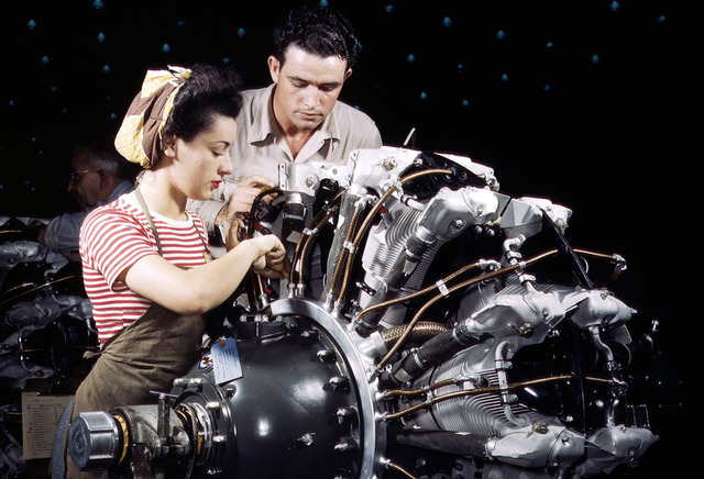 Las mujeres son entrenadas como la mecánicas de motores con métodos exhaustivos en la Douglas Aircraft Company en Long Beach, California, en octubre de 1942
