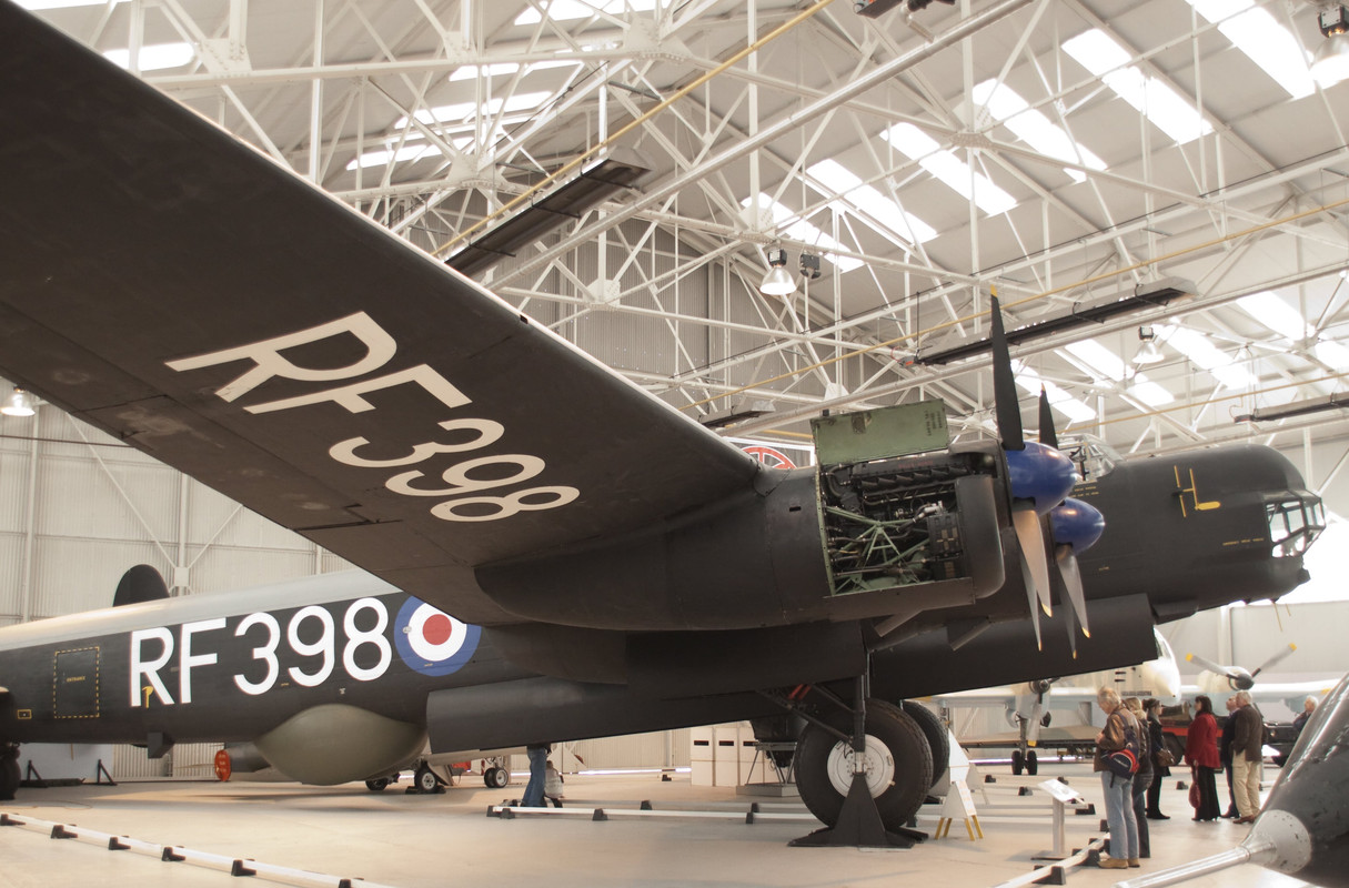 Avro 694 Lincoln II se exhibe en el Royal Air Force Museum de Cosford, Colindale, Londres, Inglaterra
