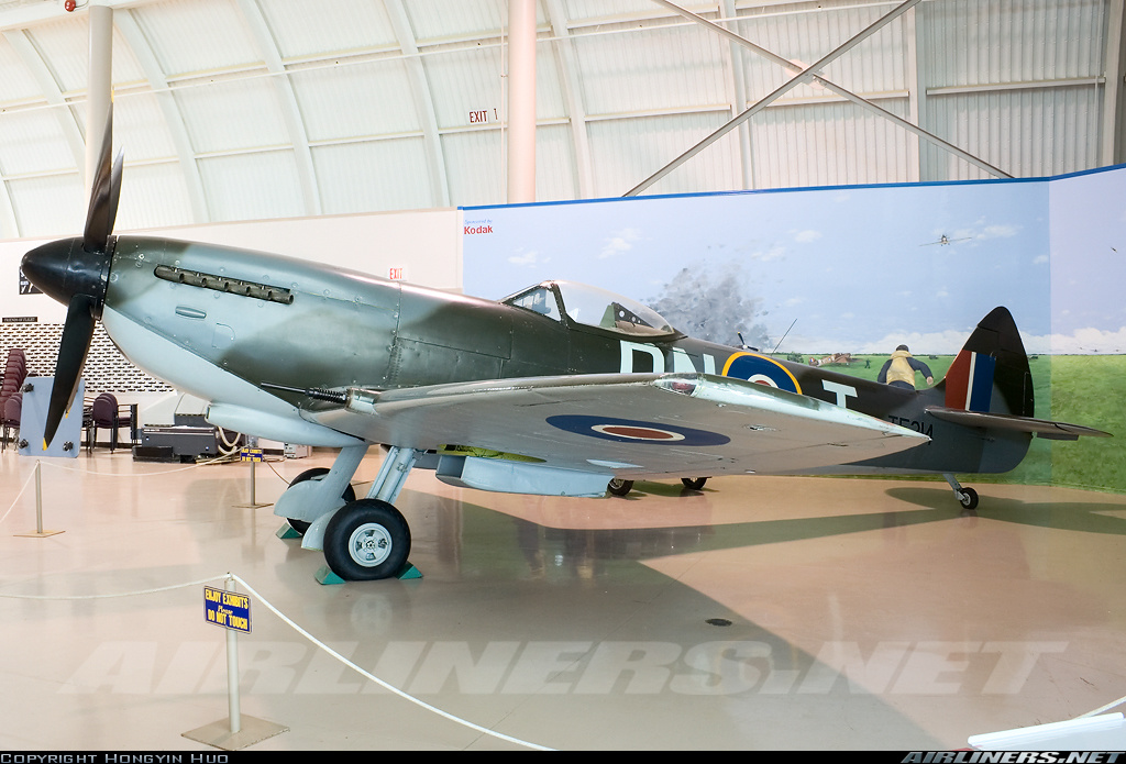 Supermarine Spitfire XVIe. Nº de Serie CBAF.IX.4424, TE214 conservado en el Canadian Warplane Heritage Museum en Mount Hope, Ontario, Canadá