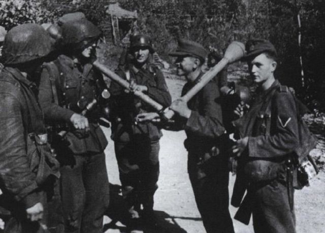 La Wehrmacht envía jóvenes reclutas fuertemente armados del centro de entrenamiento de Posen, para formar el Kampfgruppe Reck