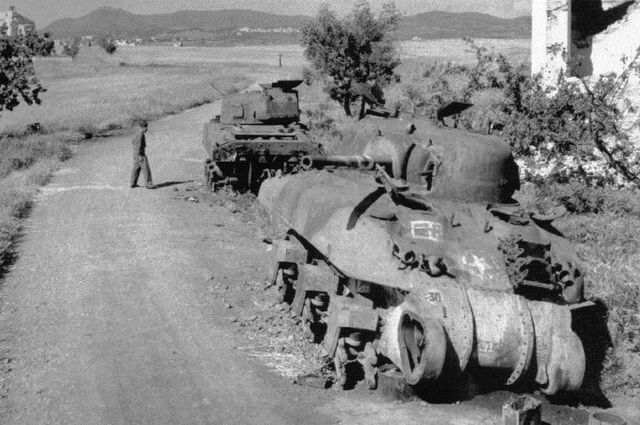 M4 Shermans de la 1st Armored Division puestos fuera de combate en la carreta de Velletri-Cisterna. Mayo 1944