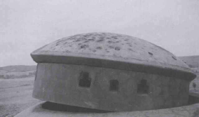 Ingenieros alemanes han puesto fuera de combate esta torreta en Fort La Ferté