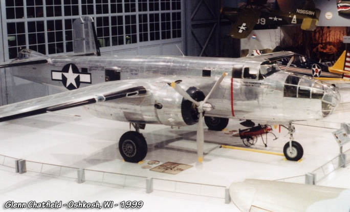 North American B-25H-5NA Mitchells número de Serie 98-21433 N10V City Of Burlington conservado en el EAA AirVenture Museum en Oshkosh, Wisconsin