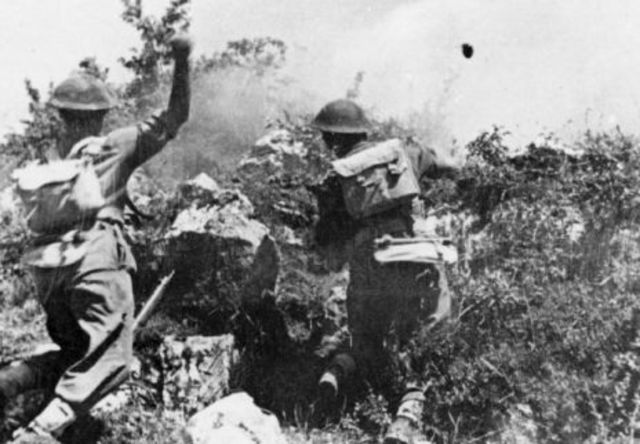 Polacos atacando una posición enemiga con granadas de mano