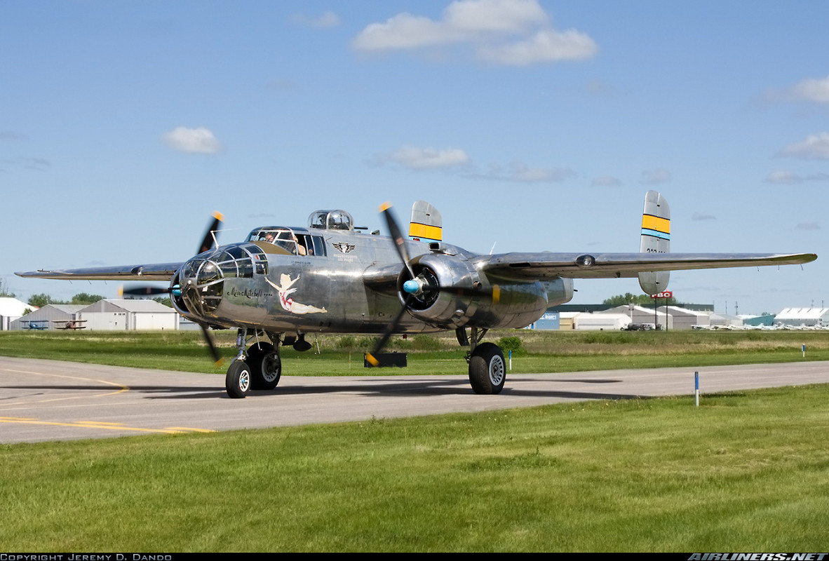 North American B-25J-20NC número de Serie 108-33144 N27493 327493 Miss Mitchell conservado en el Commemorative Air Force en Southern MN Wing en South St. Paul, Minnesota