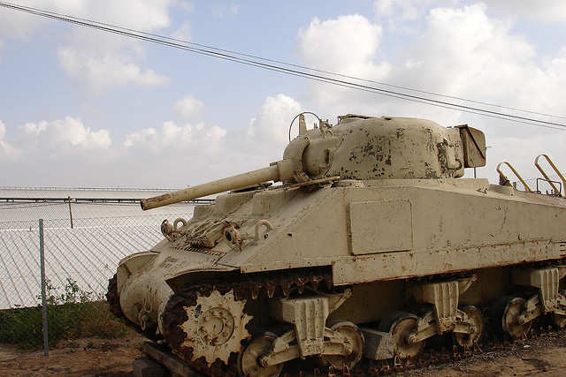Tanque egipcio Sherman abandonado cerca de las posiciones judías en el Kibbutz Yad Mordechai 1948