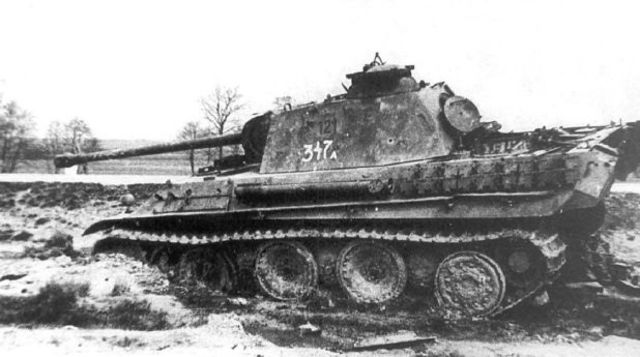 Panther Ausf. G de la 1ª SS Pz. Div. Leibstandarte Adolf Hitler puesto fuera de combate por el fuego de la artillería soviética en Hungría. Marzo de 1945