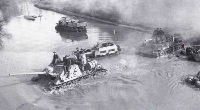Una columna blindada soviética cruza el río Dniester en la primavera de 1944