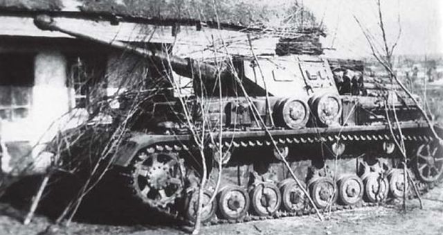 Panzer IV F2 camuflado junto a una isba durante la primavera de 1942