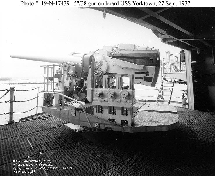 Cañón de 5 pulgadas 38 montado en el barco en la plataforma de estribor, mirando hacia atrás y hacia estribor. El 27 de septiembre de 1937
