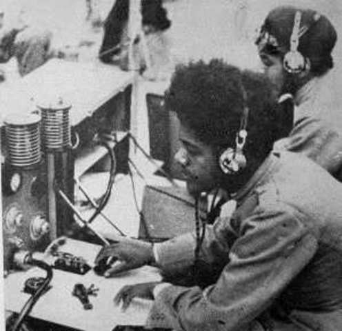 Operadores de radio del ejército, los equipos con que contaba no eran muy confiables siendo de poco alcance y fácilmente interceptables