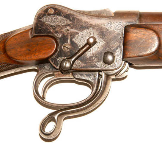 Detalle del cajón de mecanismo de un rifle Westley Richards de bloque basculante, mostrando el pin indicador de disparo