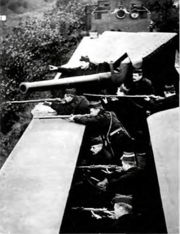 Dos trenes blindados pesados fueron  construidos por la División Naval de la Armada Real y tripulados por personal británico y belga, durante el asedio de Amberes, en septiembre de 1914. Cada uno estaba armado con un cañón naval de 4.7 pulgadas y tenía  parapetos blindados a ambos lados para proteger a la infantería