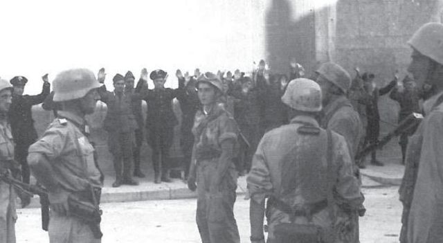 Soldados y policías italianos se rinden en Roma a los Fallschirmjägers de la 2ª FJD. 10 de septiembre de 1943