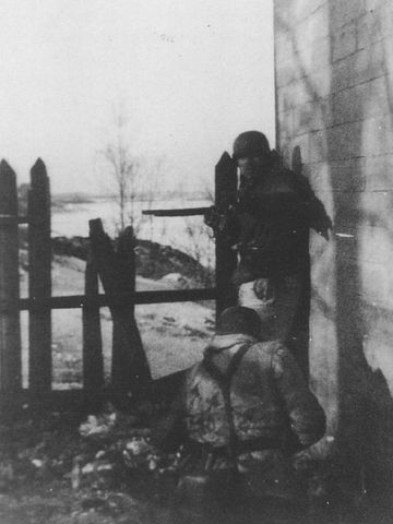 Granaderos del SS Panzerkorps durante un combate en una aldea de Ucrania. Febrero 1943