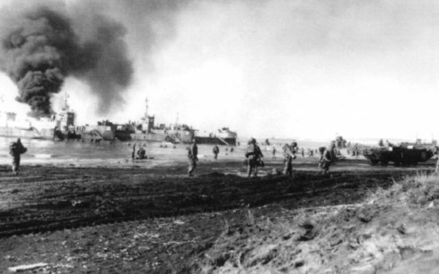 Tropas de la 3rd US Division en X-Ray beach bajo un bombardeo de la Luftwaffe. 22 de enero de 1944