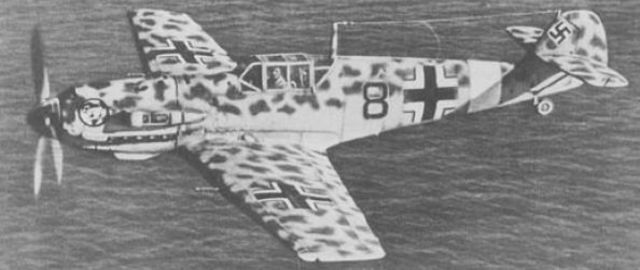 Messerschmitt Bf 109 E-7 con pintura de camuflaje para el desierto, sobrevolando el mar Mediterráneo