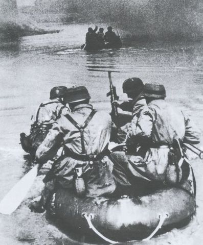 Fallschirmjägers cruzando el canal Alberto en botes neumáticos durante el asalto al fuerte Eben Emael