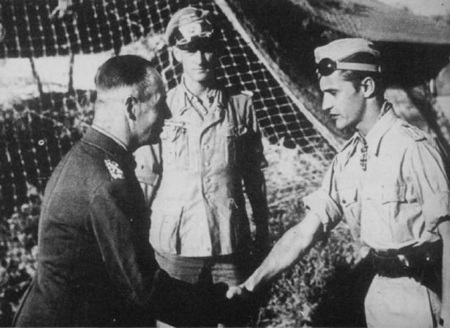 El Generalfeldmarschall Rommel junto al condecorado piloto de la Luftwaffe Hans Joachim Marseille. En la posterior conversación Rommel dijo al piloto. Me he puesto mi mejor chaqueta para esta ocasión