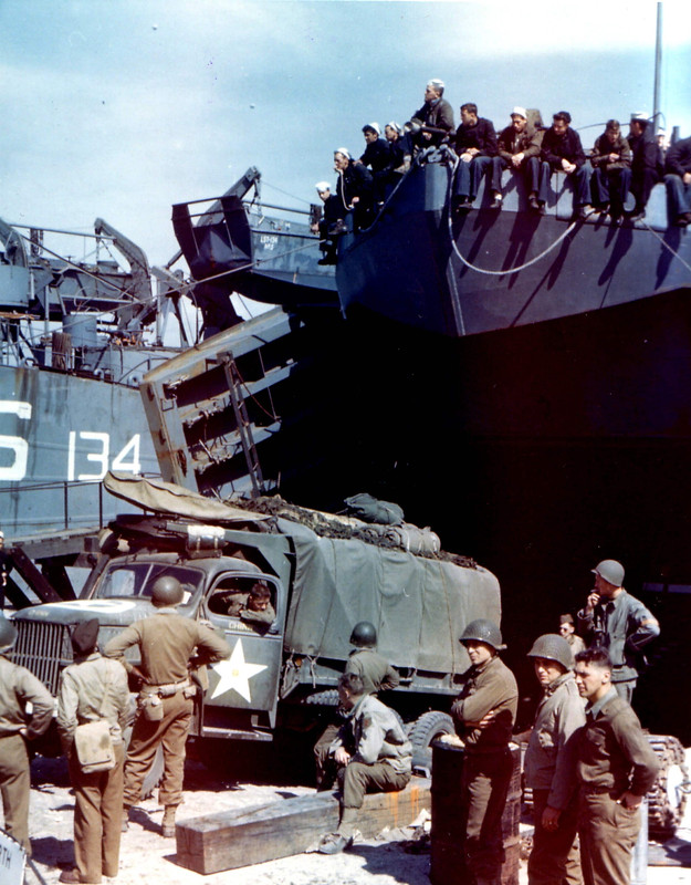 Miembros de la 1ª División de Infantería, suben a bordo del USS LST-134, camiones y equipos con destino Normandía