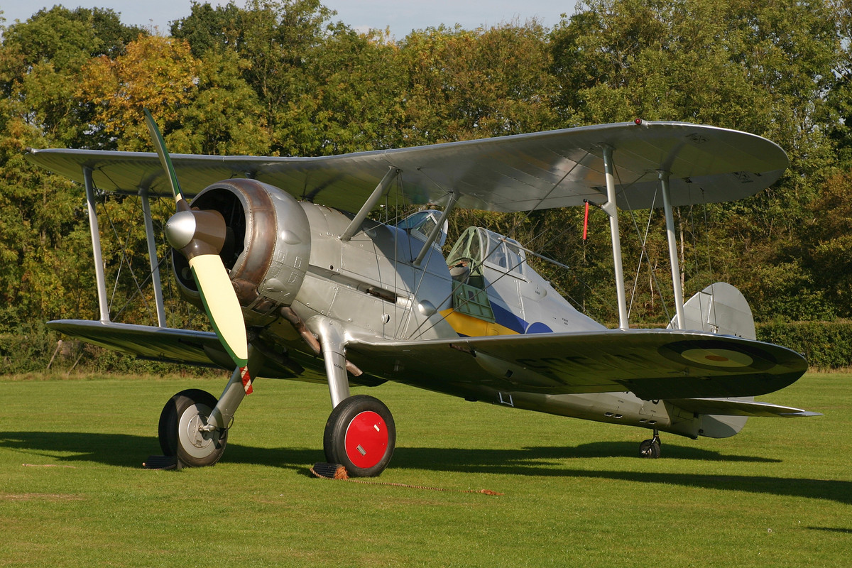 Gloster Gladiator Mk1 Nº de Serie L8032 está en exhibición en el Shuttleworth Collection en Bedfordshire, Inglaterra