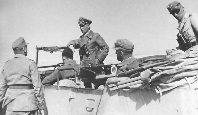 Rommel en su Horch acompañado de varios de los oficiales de su Cuartel General