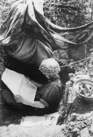 Batalla de Monte Cassino. Un paracaidista alemán leyendo un periódico en su trinchera