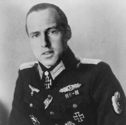 Retrato oficial con el uniforme de Standartenführer de las SS