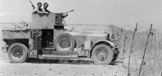 Vehículo Blindado Rolls-Royce de la 7ª División Blindada Británica en la frontera italo-egipcia. Verano de 1940. Hasta septiembre de 1941, cuando se oficializó la formación del 8º Ejército Británico, las fuerzas británicas y de la Commonwealth desplegadas en el Norte de África se agrupaban en la Fuerza del Desierto Occidental, Western Desert Force, embrión del posterior 8º Ejército