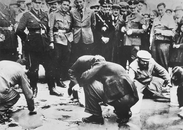 judíos forzados a limpiar la calle de Austria, en Marzo de 1938