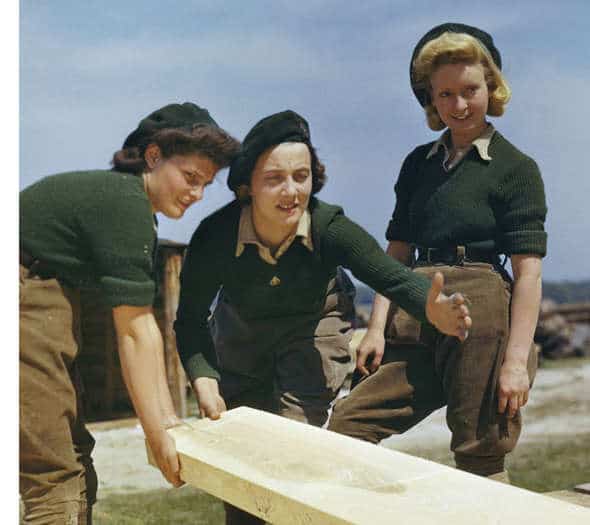 Chicas del cuerpo maderero, Lumberjills, se distinguen del WLA por las boinas en vez de los sombreros