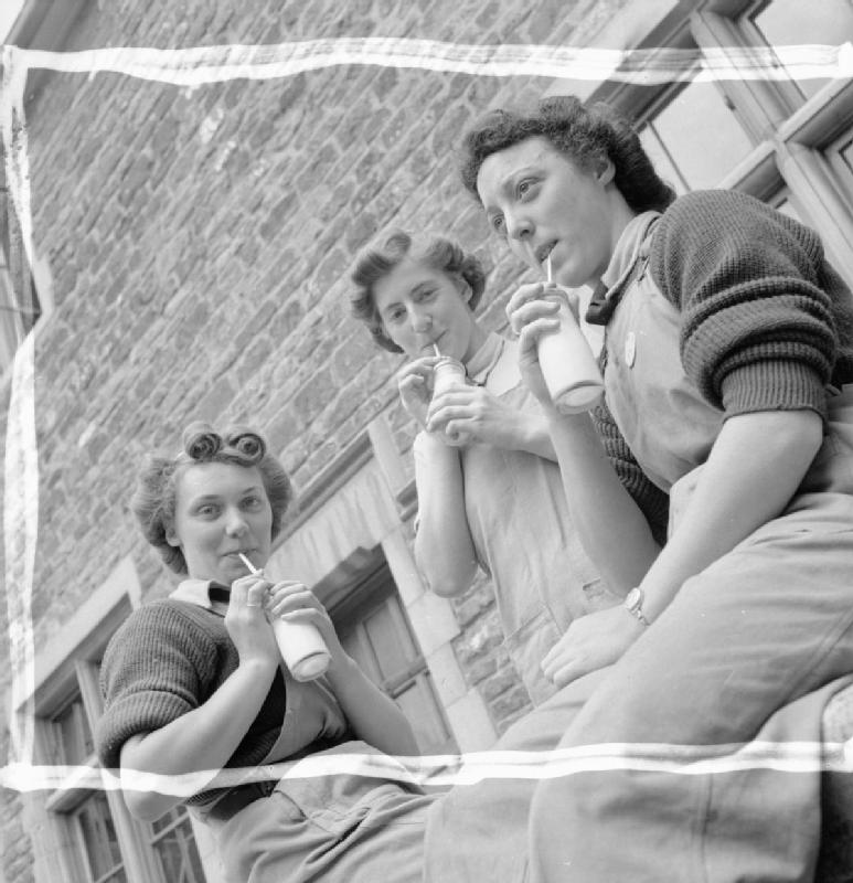 Tres alumnas del WLA disfrutan de un vaso de leche antes de que comience su entrenamiento en el Instituto de Agricultura de Northampton. Son las 6 de la mañana. 1942