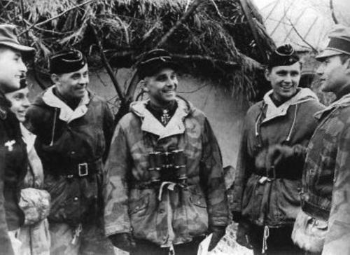 Bäke junto a un grupo de oficiales durante los combates en la bolsa de Cherkassy-Korsun, donde su unidad tuvo un papel destacado. Enero-Febrero de 1944