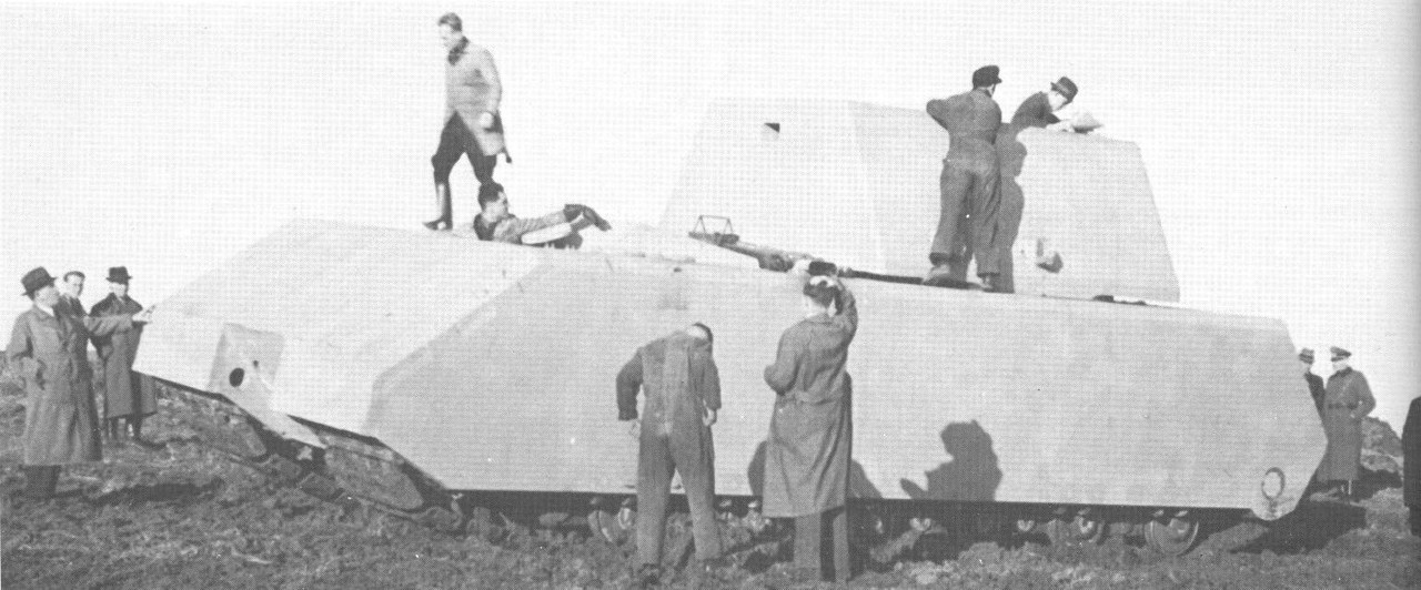 El PzKpfw MAUS, uno de los súper tanques de Hitler, mas de 100 toneladas y monstruosos Schürzen, la movilidad no era su mejor baza, distintas fuentes cifran entre dos o cinco los construidos, pero jamás entraron en acción real